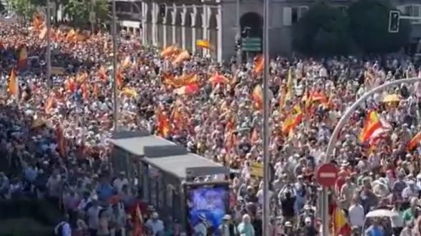 Desetine hiljada ljudi u Madridu traže ostavku španskog premijera: Neki pokušali ući u rezidenciju